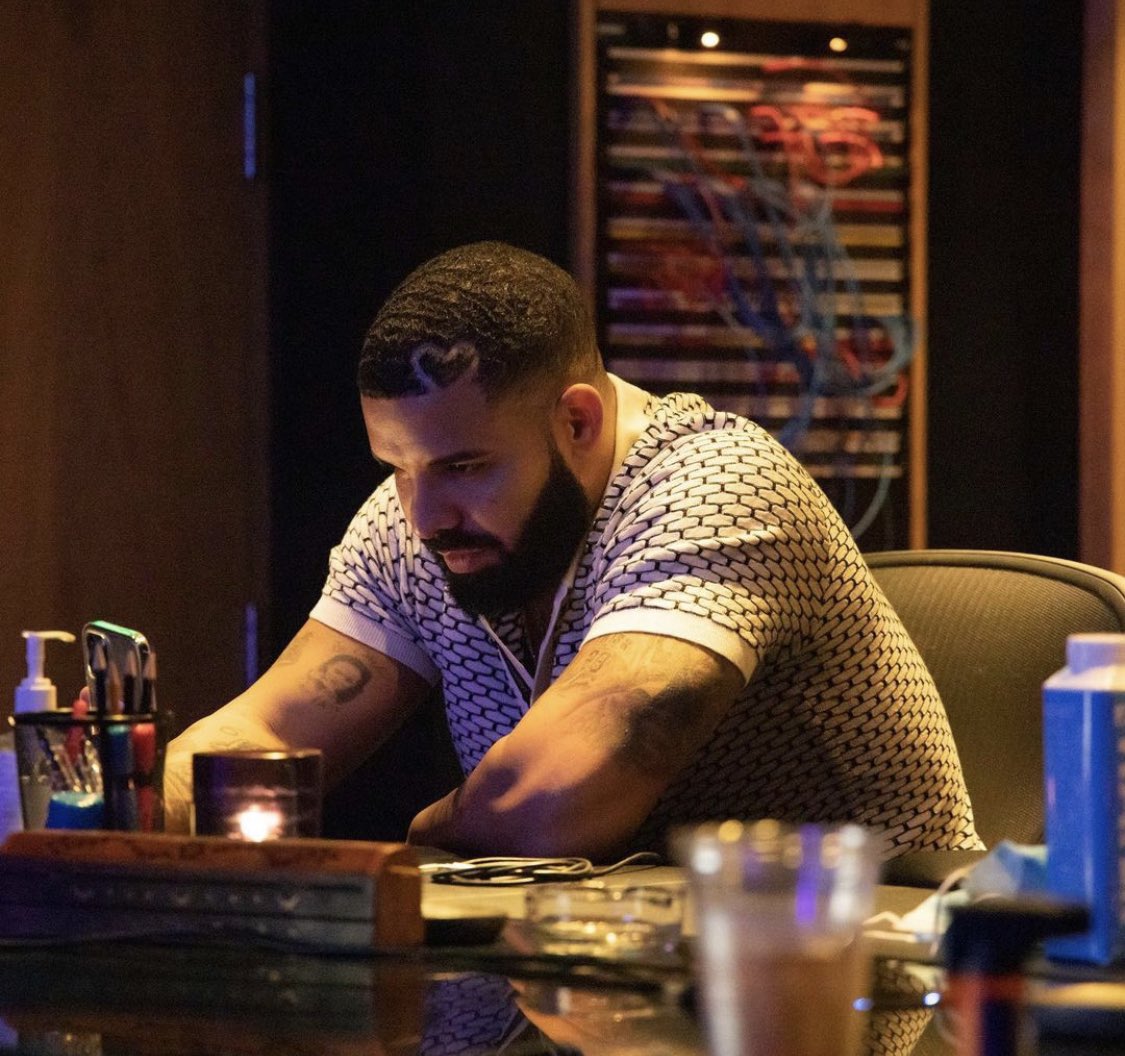 Drake is the first rapper in HISTORY to earn ten #1 hits on the Hot 100 🐐