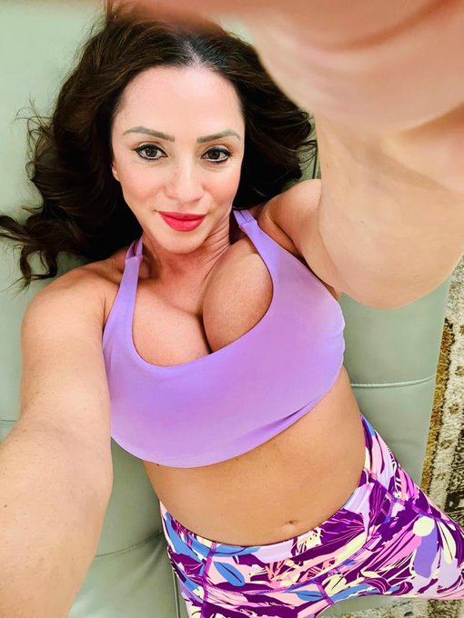 Watch AriellaFerrera's leaked NSFW photo on TwXstars