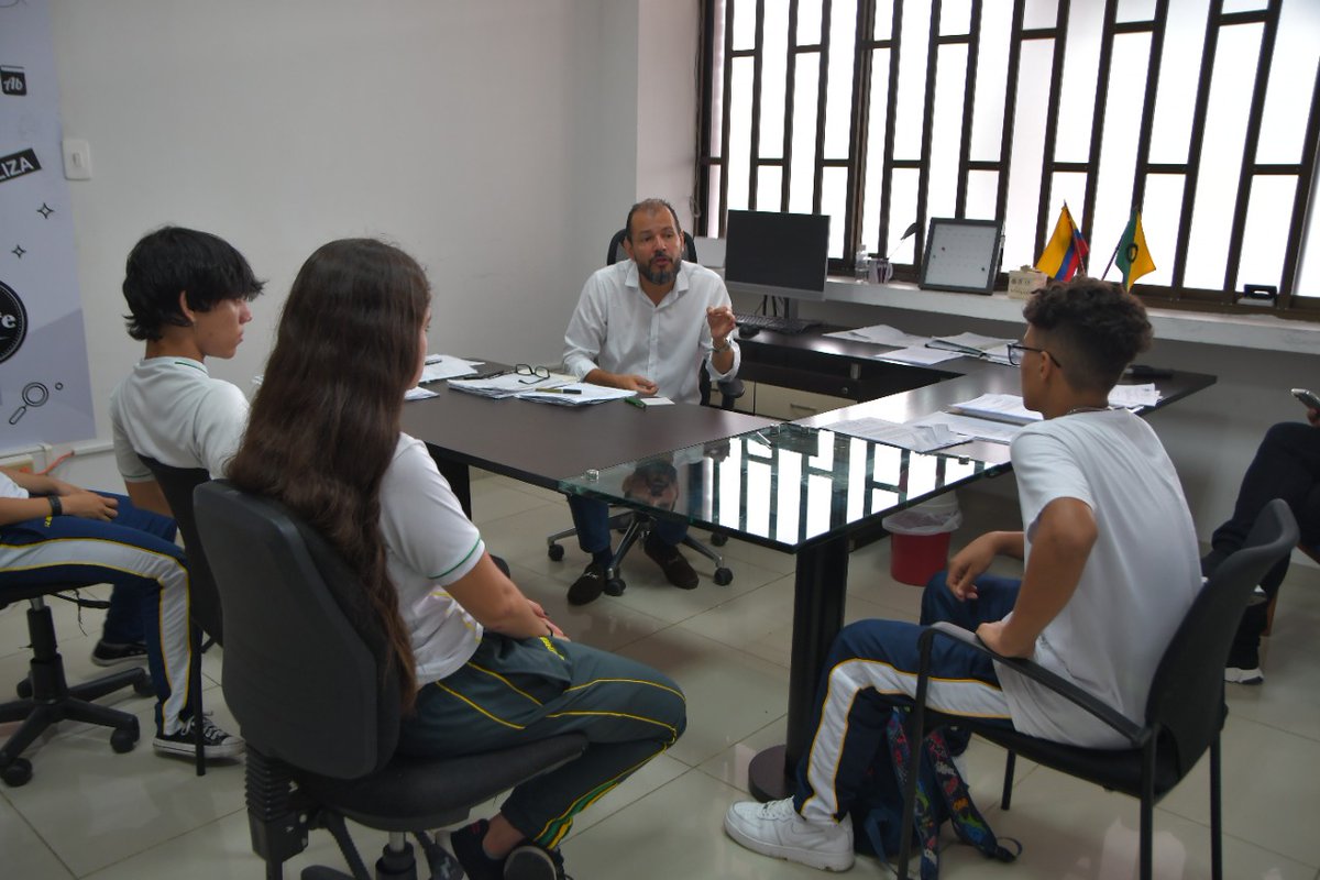 SDosquebradas's tweet photo. En reunión con los estudiantes que presentaron sus inconformidades ante la Secretaría de Educación, dimos  a conocer el proceso actual de la contratación de aseo y transporte escolar, y respondió a otros temas relacionados con otras dependencias. https://t.co/Ga6Kr8sV0V