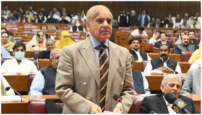 Bibliop57603277's tweet photo. Shahbaz Shareef to his cabinet today..." We pigs are brain workers. The whole management and organization of this farm depend on us. Day and night we are watching over your welfare. It is for your sake that we drink milk and eat those apples" #animalsfarm
#امپورٹڈ__حکومت__نامنظور https://t.co/S2AUv3XZpX