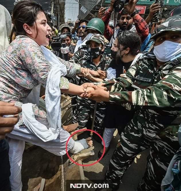 आओ दुनिया को बतलायें हम एक ज़िंदा क़ौम हैं।
#ShaheenBlocksBulldozer