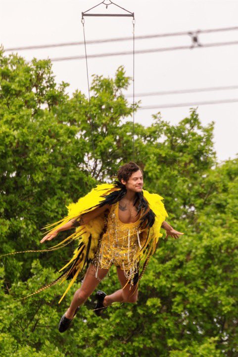 hstylescandid's tweet photo. Harry in Santus Circus Saturday performing for a new music video! https://t.co/Lt1dfbwEXB