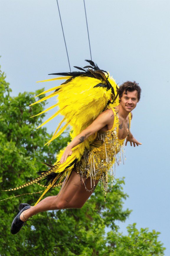 hstylescandid's tweet photo. Harry in Santus Circus Saturday performing for a new music video! https://t.co/Lt1dfbwEXB