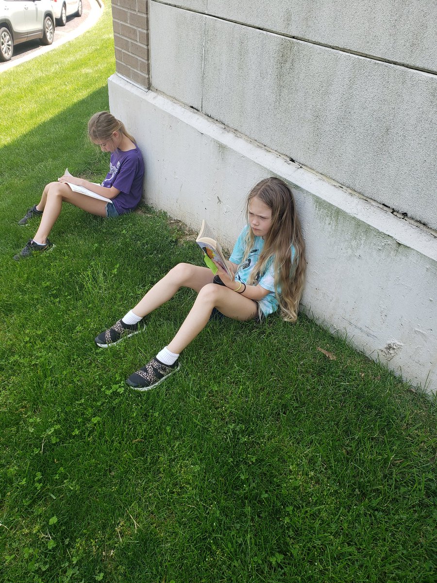 Belair_Library's tweet photo. Taking advantage of the beautiful weather today with some outdoor reading. #jcwestelem https://t.co/3eZxWxaWLs