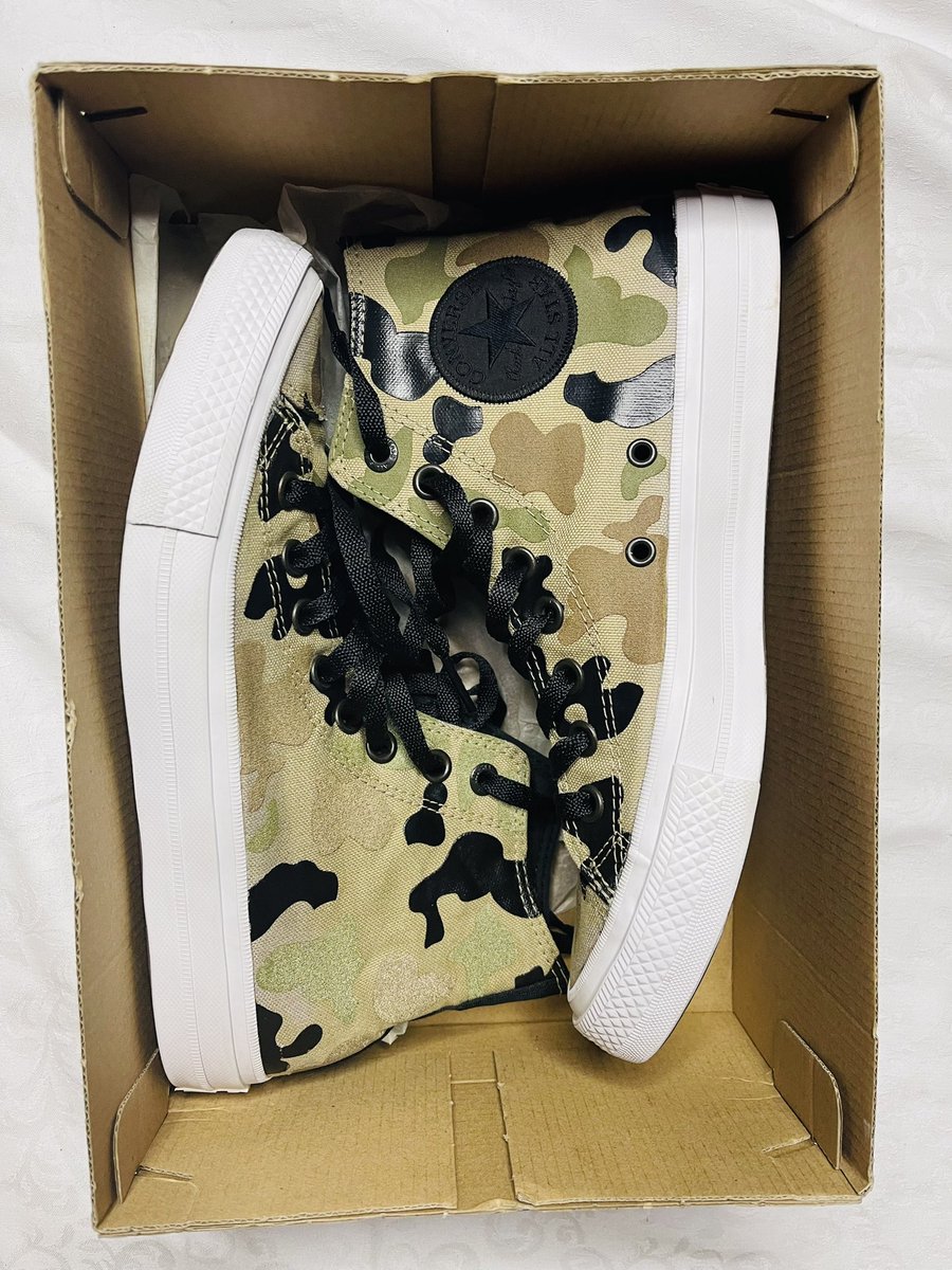 BongiweGambu's tweet photo. This pair was also part of the #ChuckII edition with the special sole. Pity @converse_za discontinued this feature on their shoes. Yes, it came about as as innovation after @Nike had bought #Converse. 1/7 https://t.co/1ZBbPoePr7