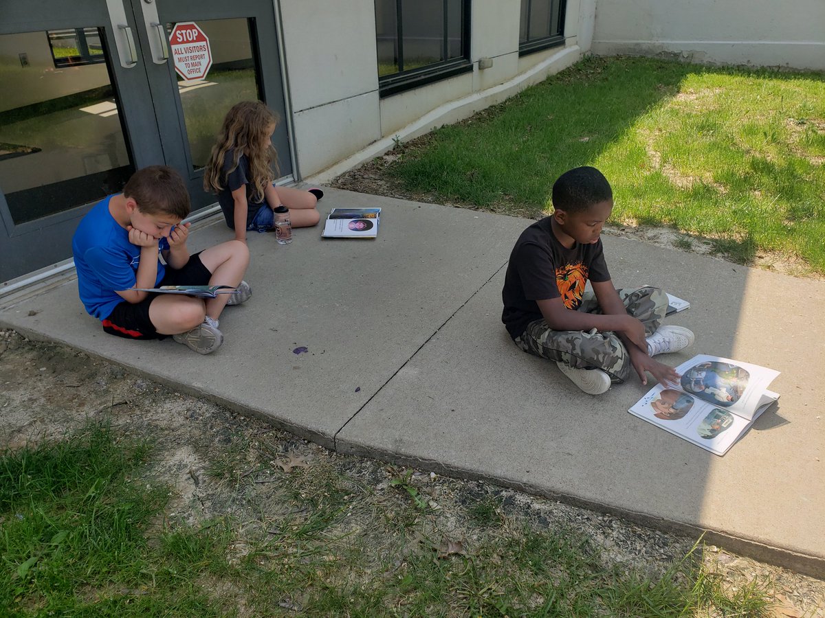 Belair_Library's tweet photo. Taking advantage of the beautiful weather today with some outdoor reading. #jcwestelem https://t.co/3eZxWxaWLs