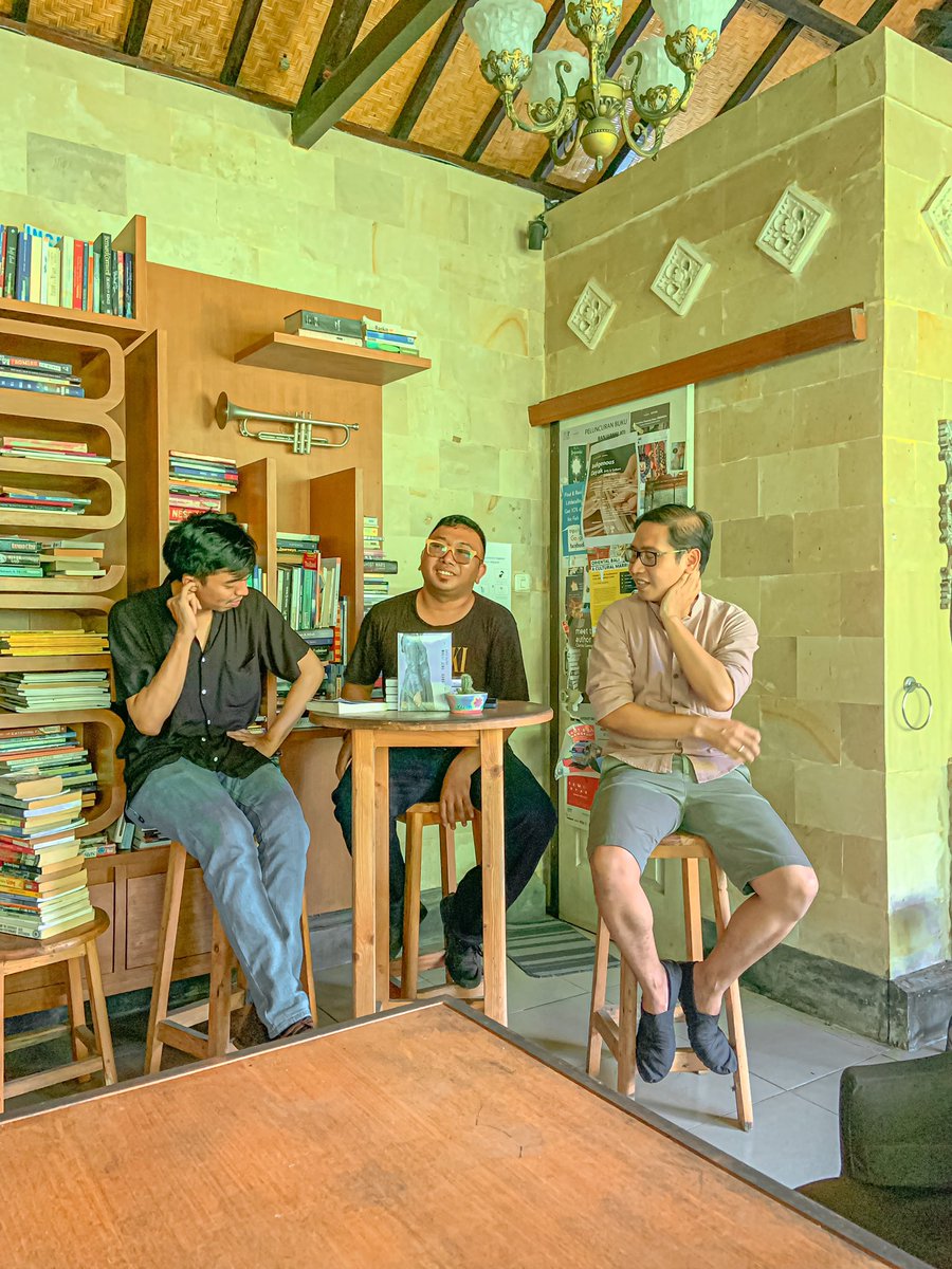 komunitasaghumi's tweet photo. Bincang Karya @jimatbykerdus X @aghumi 
The Art Of Listening✨

Bedah Buku 
KOTA KABUT WALLI JĪNG-KĀNG – NOVEL Karya @maniksukadana 

Sabtu, 7 Mei 2022 
📍Littletalks Ubud https://t.co/PID1bLsgpH