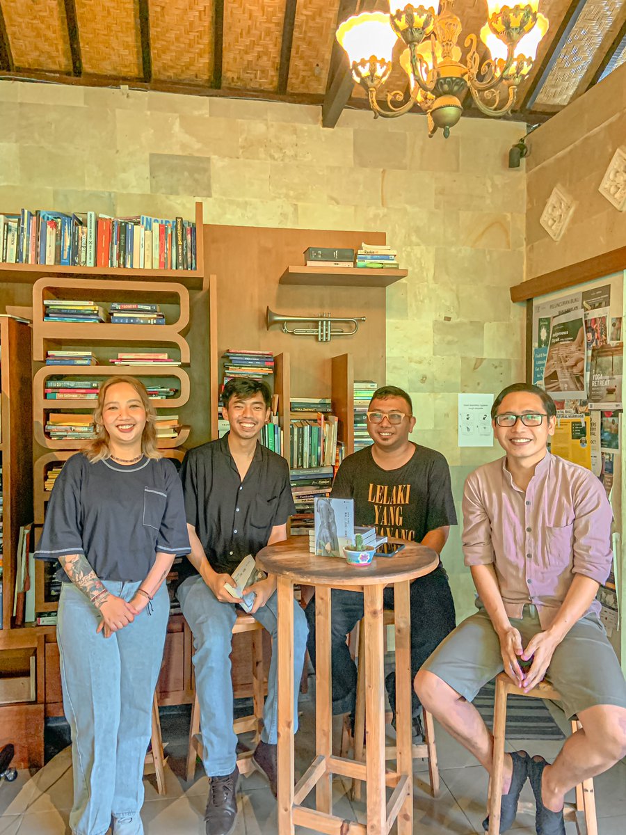 komunitasaghumi's tweet photo. Bincang Karya @jimatbykerdus X @aghumi 
The Art Of Listening✨

Bedah Buku 
KOTA KABUT WALLI JĪNG-KĀNG – NOVEL Karya @maniksukadana 

Sabtu, 7 Mei 2022 
📍Littletalks Ubud https://t.co/PID1bLsgpH