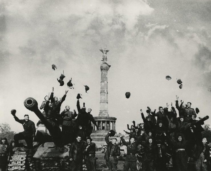 historicalparty's tweet photo. «Победа!» 9 мая 1945.

С Днём Великой Победы, товарищи! https://t.co/dwzbVYREiF