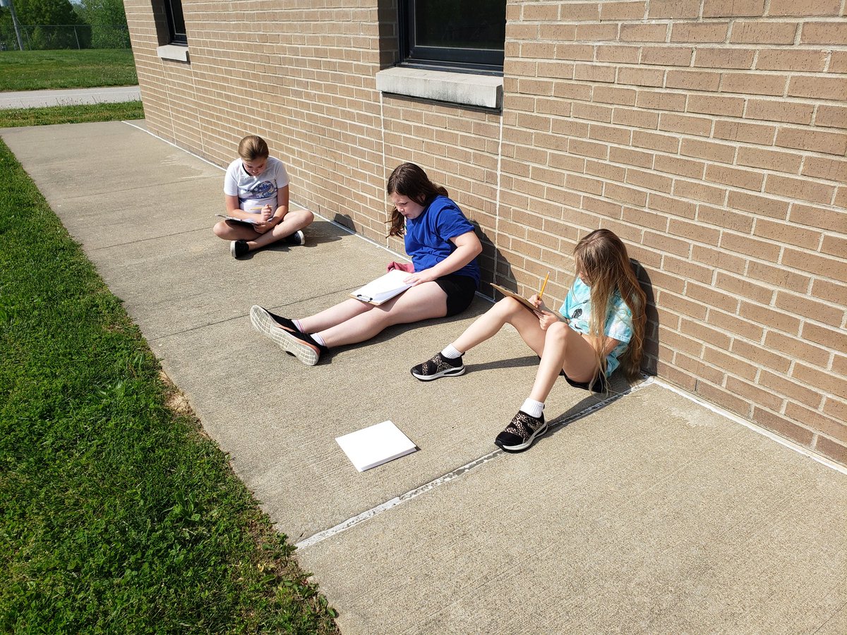 Belair_Library's tweet photo. We took our poetry writing outside today to get some inspiration from nature. #jcwestelem https://t.co/dgSRc738Oj