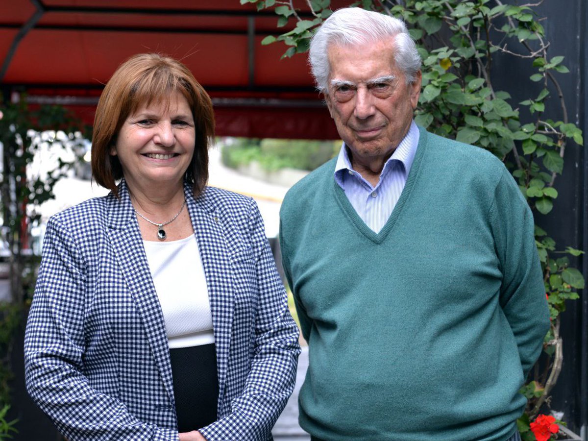 PatoBullrich's tweet photo. Con Mario Vargas Llosa coincidimos en que no se trata solo de mero optimismo o esperanzas vacías. Para lograr esos cambios profundos que anhelamos, debemos ir con la verdad; nada será sin esfuerzo y coraje. https://t.co/gqYWnsNVgs
