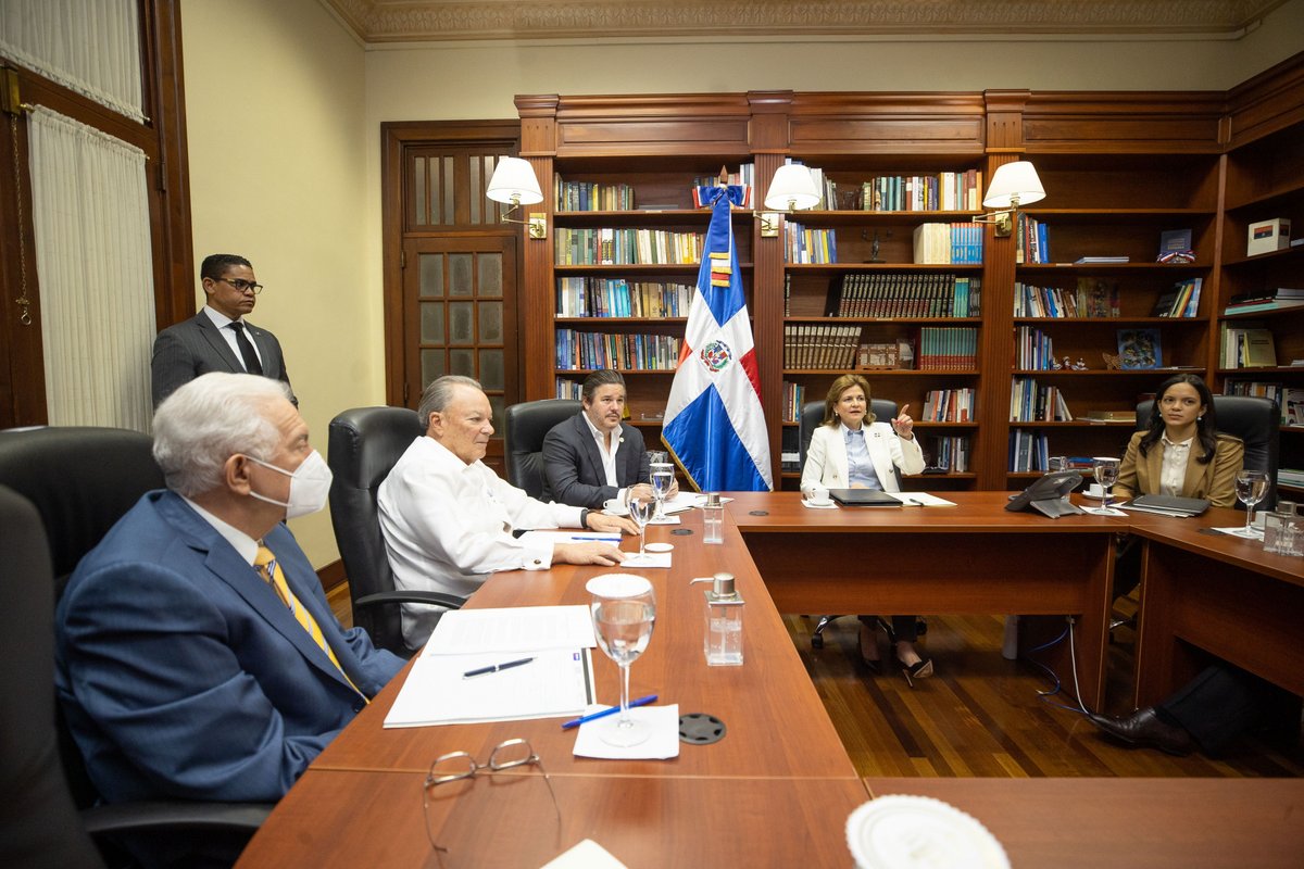 RaquelPenaVice's tweet photo. En mi función como presidenta del Gabinete de Promoción de Inversiones, recibí a una delegación de miembros del consejo del @CompiteRD, para seguir desarrollando los mecanismos que incentiven la inversión hacia sectores estratégicos de nuestra economía.
#CompiteRD https://t.co/vQ5arTZIk5