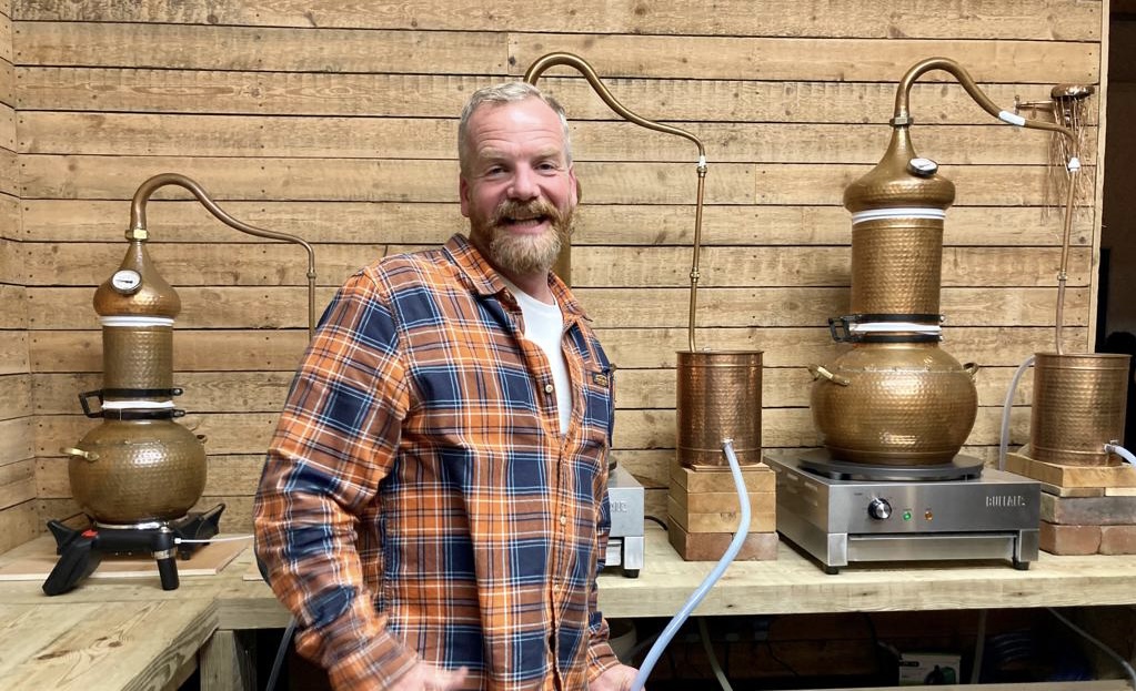 The Devon Gin Guide (@devonginguide) on Twitter photo Behind the scenes - here's Quint from <a href="/AtlanticGin/">AtlanticSpirit</a> busy distilling one of their delicious 6 gins. Based on the north coast of Devon, their gins are influenced by their coastal landscape.
#atlanticspiritgin #devongin #devon #gin #ginstill #copperstill #distilling #distiller Behind the scenes - here's Quint from <a href="/AtlanticGin/">AtlanticSpirit</a> busy distilling one of their delicious 6 gins. Based on the north coast of Devon, their gins are influenced by their coastal landscape.
#atlanticspiritgin #devongin #devon #gin #ginstill #copperstill #distilling #distiller
