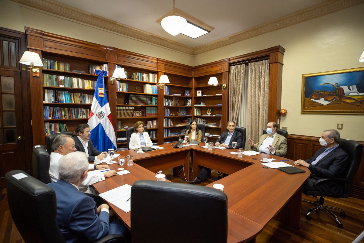 RaquelPenaVice's tweet photo. En mi función como presidenta del Gabinete de Promoción de Inversiones, recibí a una delegación de miembros del consejo del @CompiteRD, para seguir desarrollando los mecanismos que incentiven la inversión hacia sectores estratégicos de nuestra economía.
#CompiteRD https://t.co/vQ5arTZIk5