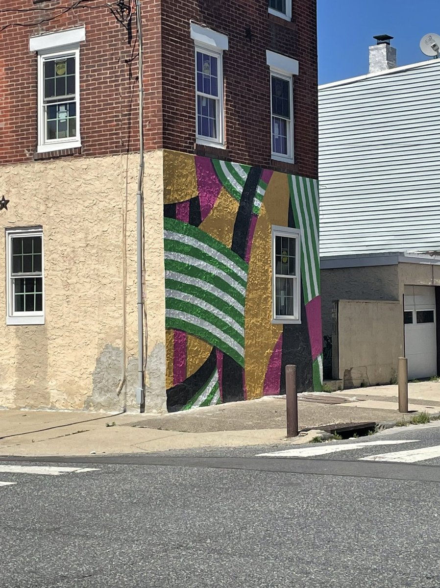 StreetsDept's tweet photo. If you don't know: YES, you are allowed to hire an artist to create a mural on your home. Same way you can paint your brick or shutters, or put planters out, or install vinyl siding on a brick home. https://t.co/MczCP6yRTA