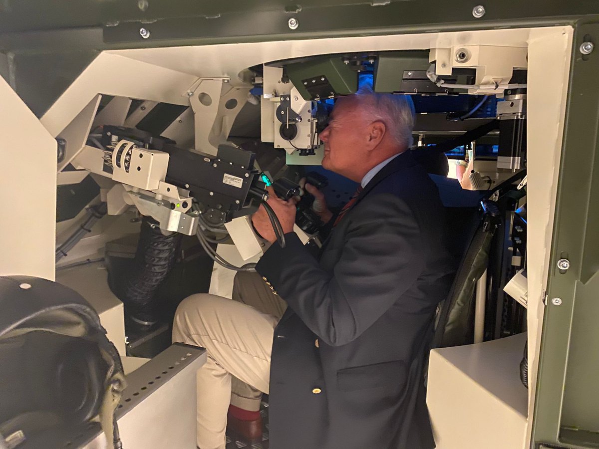 andresteur's tweet photo. Leerzaam bezoek met #DGB aan @landmacht #OTCO #SIMULATIE @Defensie #MooieMensen https://t.co/rKMMI6KDuW
