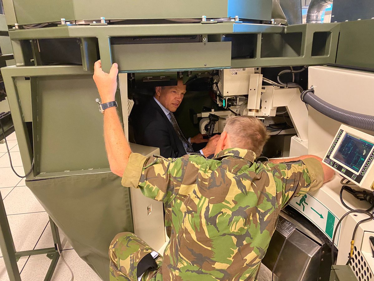 andresteur's tweet photo. Leerzaam bezoek met #DGB aan @landmacht #OTCO #SIMULATIE @Defensie #MooieMensen https://t.co/rKMMI6KDuW