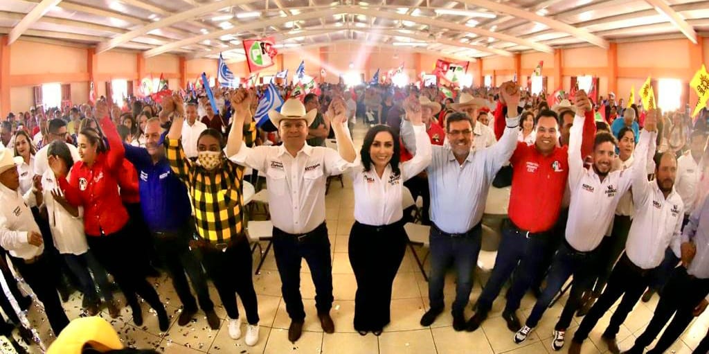 hermannlinden's tweet photo. El candidato a gobernador de la alianza #VaporDurango @EVillegasV explicó cómo con un cuidado de la sierra, no solo forestal, se producirán bonos de carbono que adquirirán empresas internacionales y significarán recursos para ejidatarios sobre todo en la zona de #LasQuebradas https://t.co/tQ9dJv2n1N