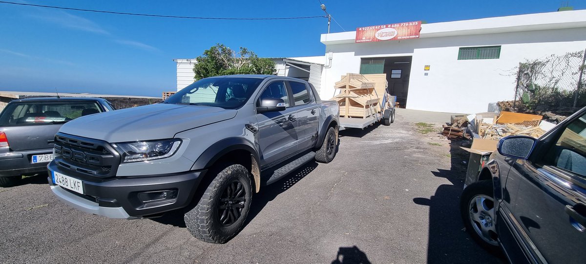 Grusertrans's tweet photo. #transporte de muebles de madera para #mercadillodelagricultor #pottes #camion #grúas #transportedebarcos https://t.co/CyeCfxlgnN