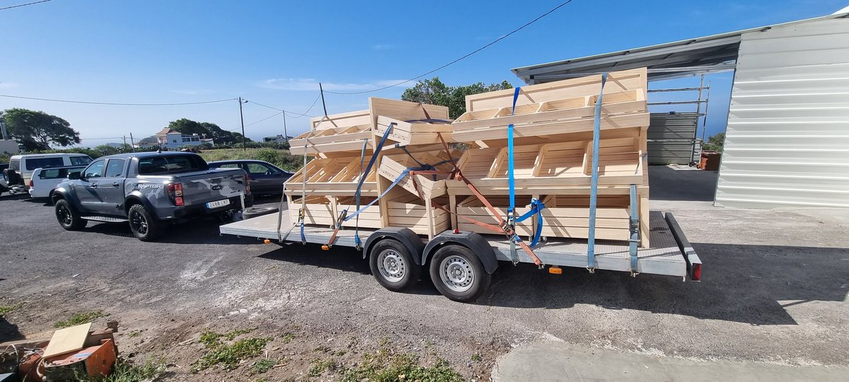 Grusertrans's tweet photo. #transporte de muebles de madera para #mercadillodelagricultor #pottes #camion #grúas #transportedebarcos https://t.co/CyeCfxlgnN