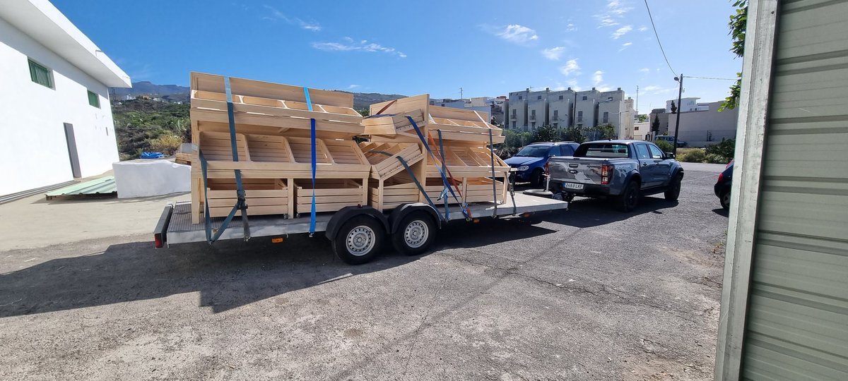 Grusertrans's tweet photo. #transporte de muebles de madera para #mercadillodelagricultor #pottes #camion #grúas #transportedebarcos https://t.co/CyeCfxlgnN