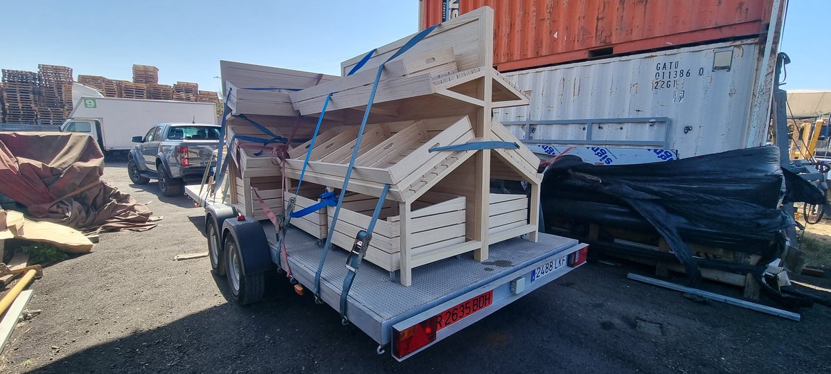 Grusertrans's tweet photo. #transporte de muebles de madera para #mercadillodelagricultor #pottes #camion #grúas #transportedebarcos https://t.co/CyeCfxlgnN