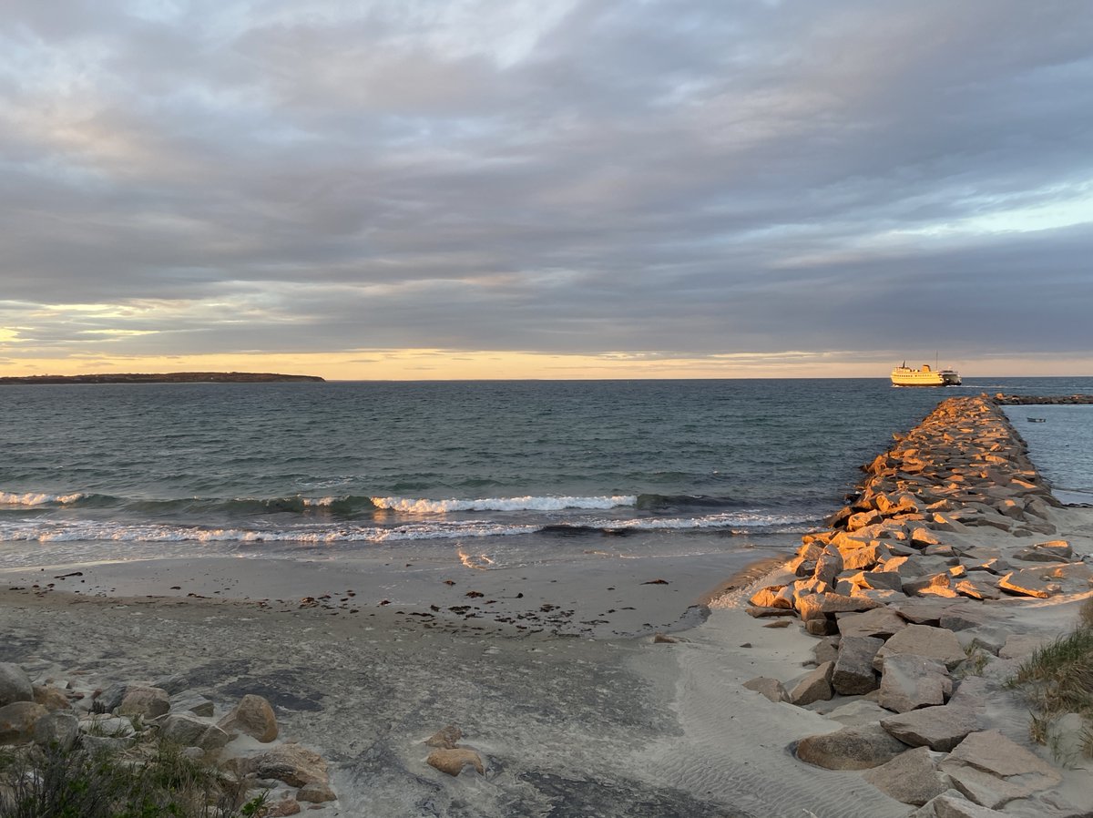 BIOSuncare's tweet photo. @BlockIsleFerry is the main way to get to and from the island. This sunset shot was taken just outside Old Harbor. A beautiful way to travel. #blockislandlife #blockisland
https://t.co/IceqejszdA https://t.co/mkPP6MIGBd