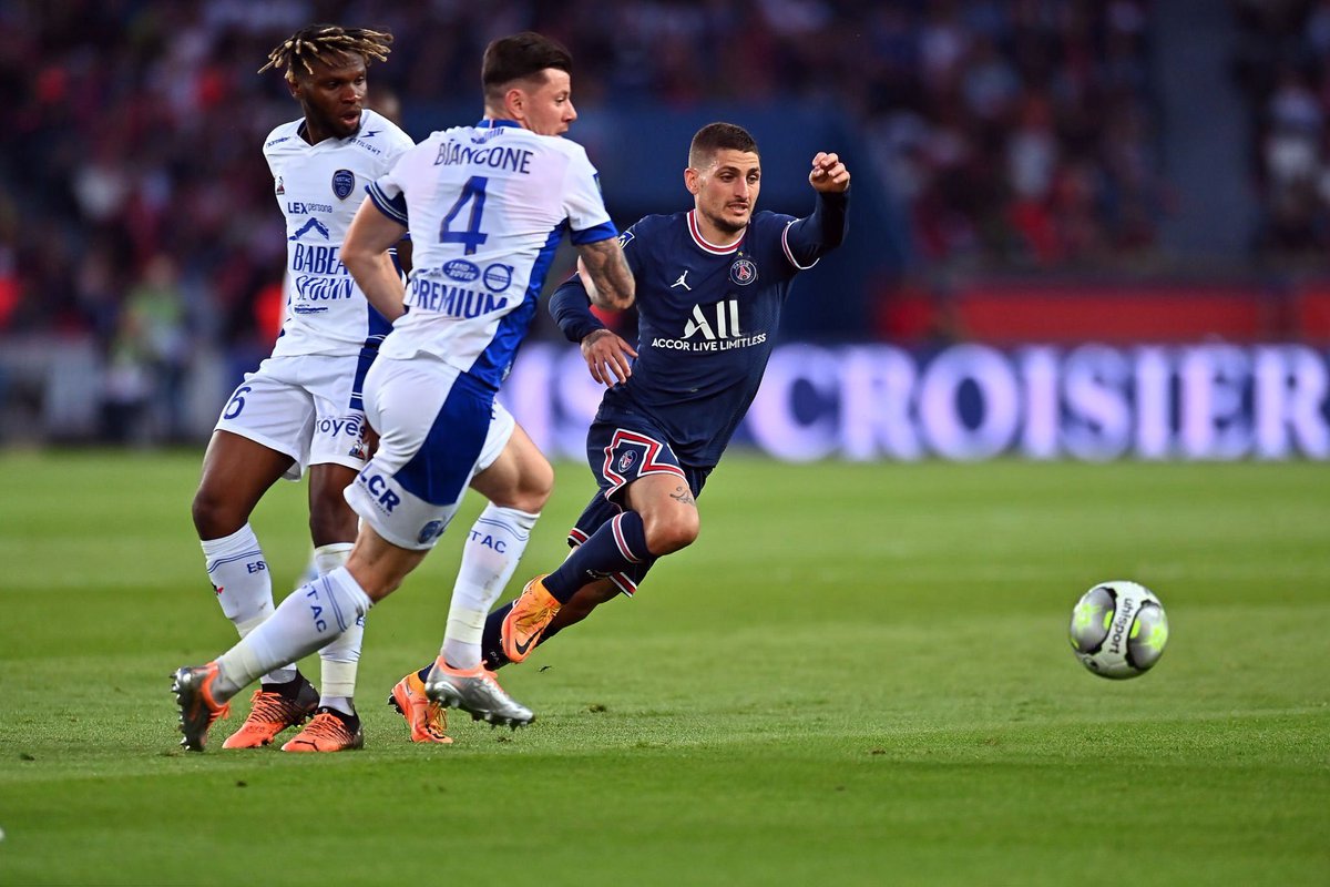 g_biancone's tweet photo. Un point de plus qu’on est allés chercher avec beaucoup de courage, d’envie et de détermination ! Très fiers de ce que l’équipe et les supporters présent hier aux Parc ont accomplis. 🤜🏼🤛🏼🔵⚪️ @estac_officiel #GLB4 https://t.co/BajK7UXOEK