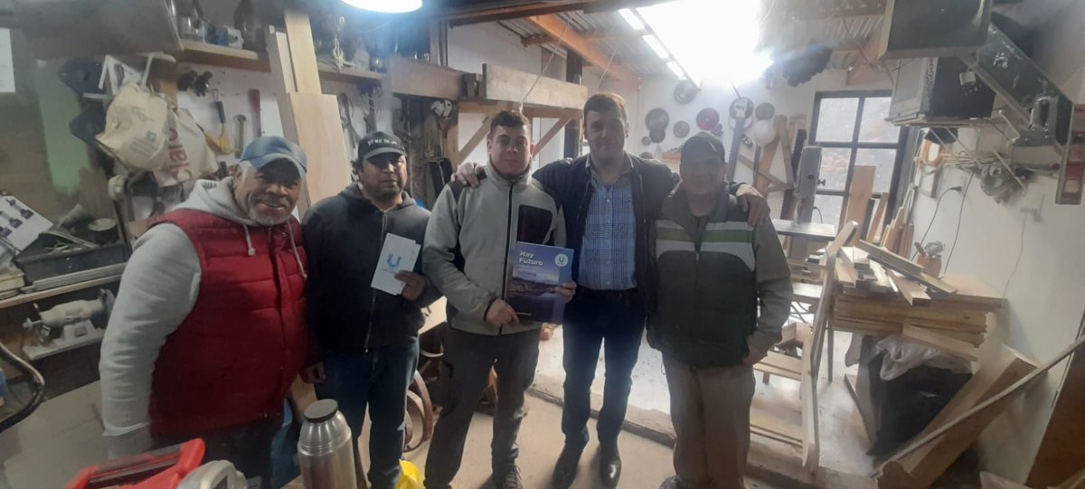 DeMarcoUshuaia's tweet photo. Finalizamos recorrida por el barrio Los Morros. Hablamos con los vecinos para explicarles los fundamentos de las modificaciones que proponemos para nuestra Carta Orgánica municipal.
👉Por más derechos, igualdad e integración, el 15/5 votá #Lista96
@WalterVuotoTDF #MásUshuaia https://t.co/NHbgZUBKL3