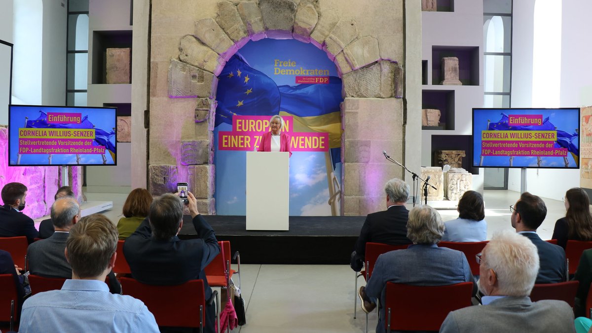 FDPFraktionRLP's tweet photo. Unter dem Titel "#Europa in einer Zeitenwende" kamen rund 100 Gäste am Samstag zu unserer Veranstaltung im Rahmen der #Europawoche in die Steinhalle des Landesmuseums. Die Aufzeichnung unseres Livestreams gibt es hier auf unserer Website: https://t.co/U2aQOWW4mn #ltrlp #Europatag https://t.co/4v8GIf1Ss2