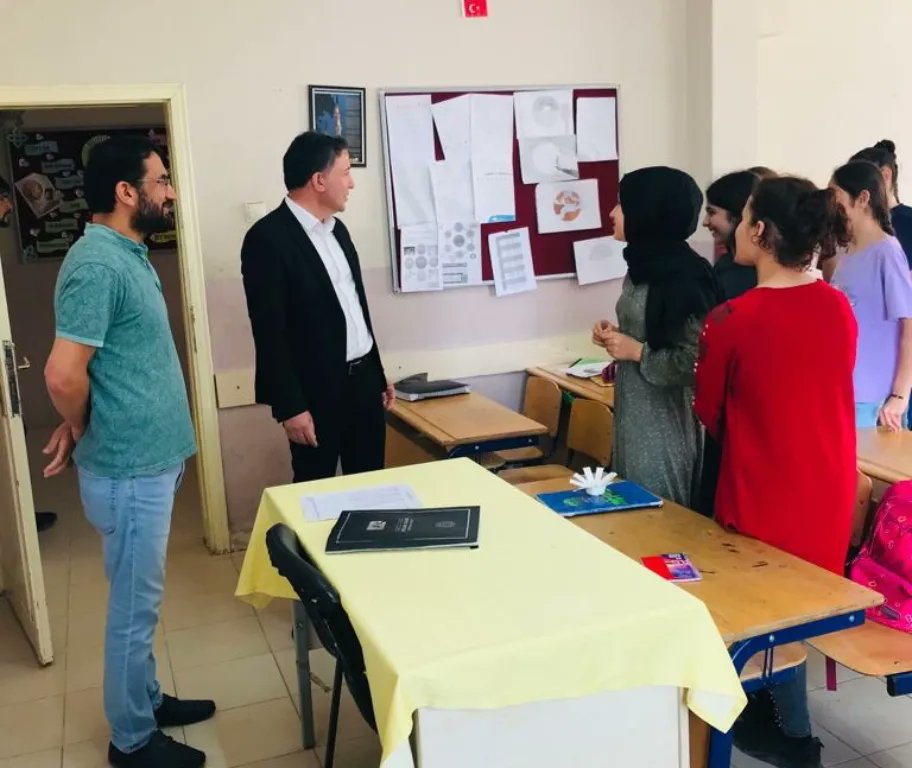Şube müdürümüz Ümit SERÇEK, LGS öncesi değerlendirmeler için okulumuzu ziyaret etti. Müdürümüze teşekkür ederiz.
<a href="/artukluilcemem/">Artuklu İlçe Milli Eğitim Müdürlüğü</a>
<a href="/mehmeteminduya1/">Mehmet Emin DUYAN</a> 
<a href="/mardinilmem/">Mardin İl Millî Eğitim Müdürlüğü</a>