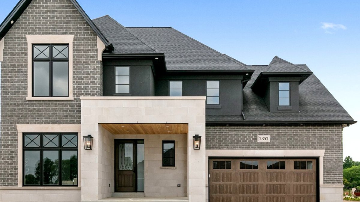 This home features Renaissance White stone by Arriscraft paired with our Oxford Brick in Carbon Colour and this match has astounding curb appeal. 

#SanterraStonecraft #curbappeal #brick #stone #stunningstonework #desiginspiration #OxfordBrick #Carbon #renaissancestone