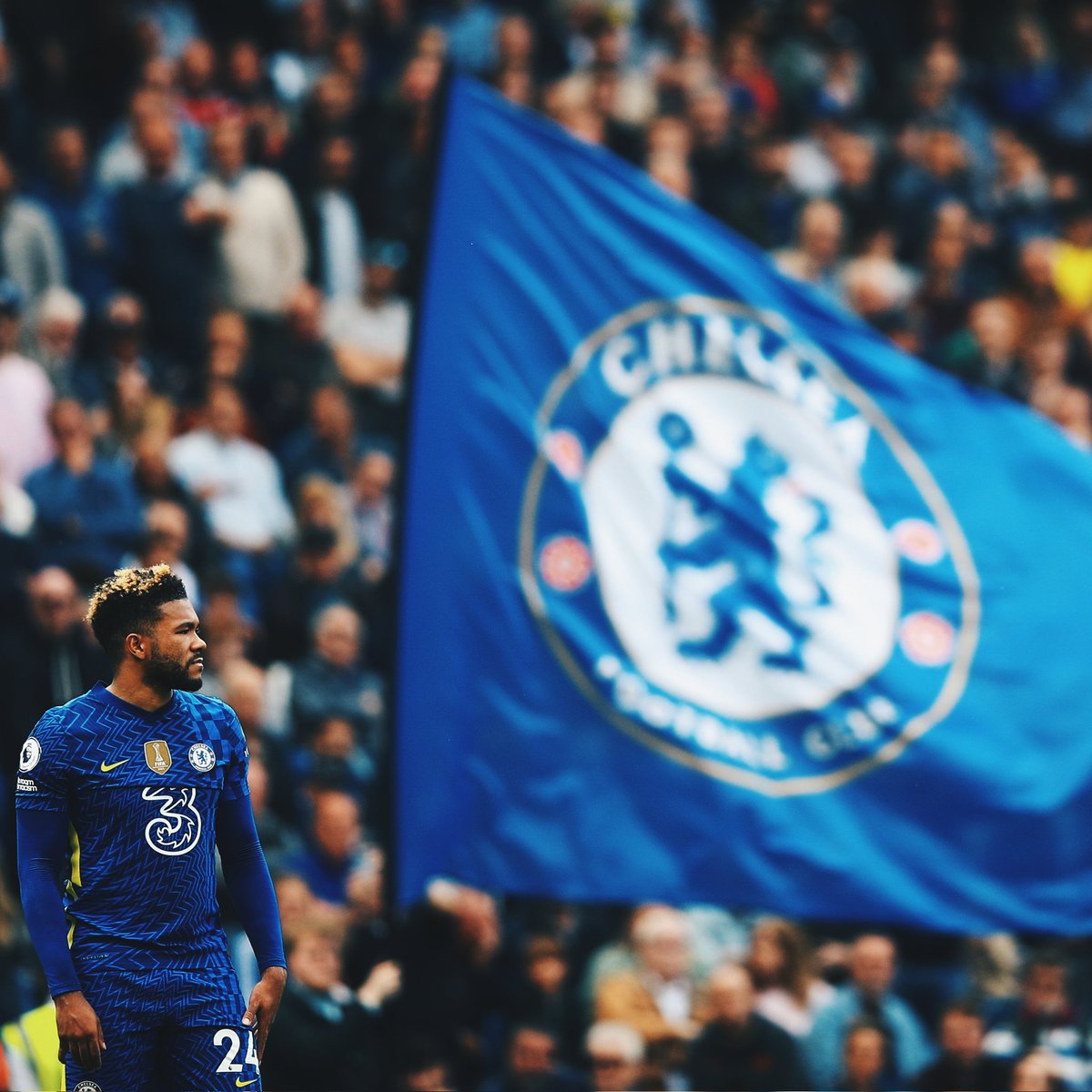 HardChelseaPics's tweet photo. This photo is going to be so much more iconic when he inevitably becomes Chelsea captain.

One of our own. 💙 https://t.co/t3MLsjiygz