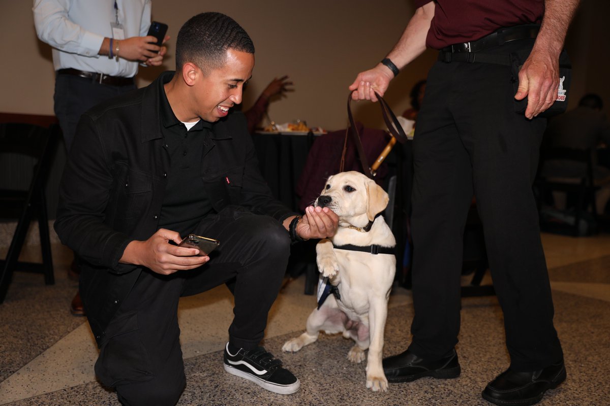 MetsVetDog's tweet photo. You know, I miss my @Mets buddies when they’re on the road... but this weekend I met some really Amazin’ human beings!! They all served our country in the military and are now looking to start their new careers back home! 🐾

#MilitaryTransitionSummit #LGM https://t.co/UlyQt8i2kQ