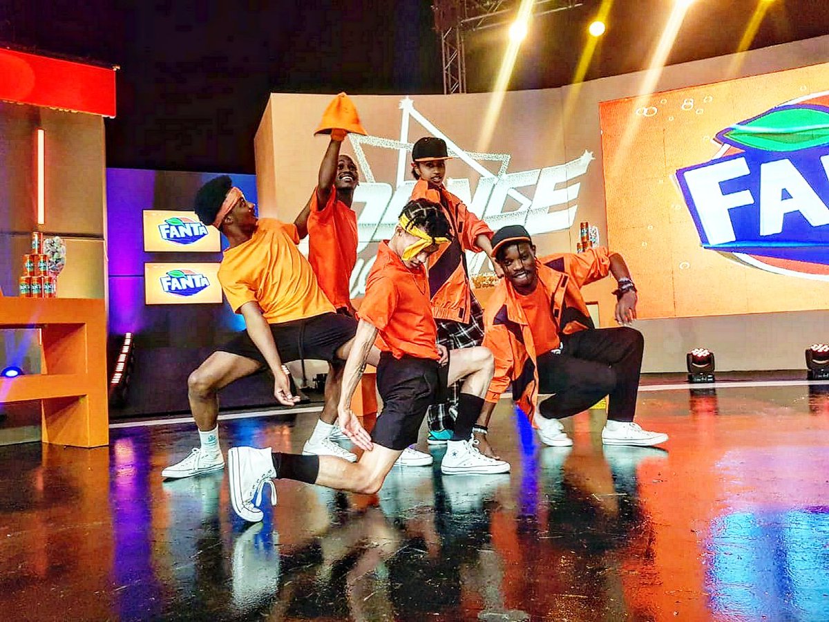 didililject's tweet photo. Please don’t forget to vote for my beautiful family  team 🙏🏽🦉😩😩❤🔥 to win this FANTA competition 🙏🏽🦉🆙️
@versatile.blenders on @dance_yodumo x @fantafunza #coloreverymoment 
LINK  @versatile.blenders https://t.co/CsBk63hHYV
#teamchad #dance  #squad #fanta https://t.co/00Z8LB1fMQ