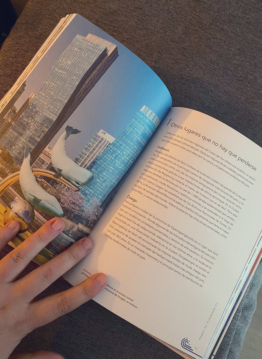 Zoebrid's tweet photo. Como decía Amaral... “a veces te mataría y otras en cambio te quiero comer” 🤣🤣
Llevo queriendo este libro mucho mucho tiempo 😍 Muchas gracias @YosoyRodman no me lo esperaba para nada 😘💜💚
#ViveCorea #SooKim #LeerEsVivir https://t.co/NueSxjNdLr