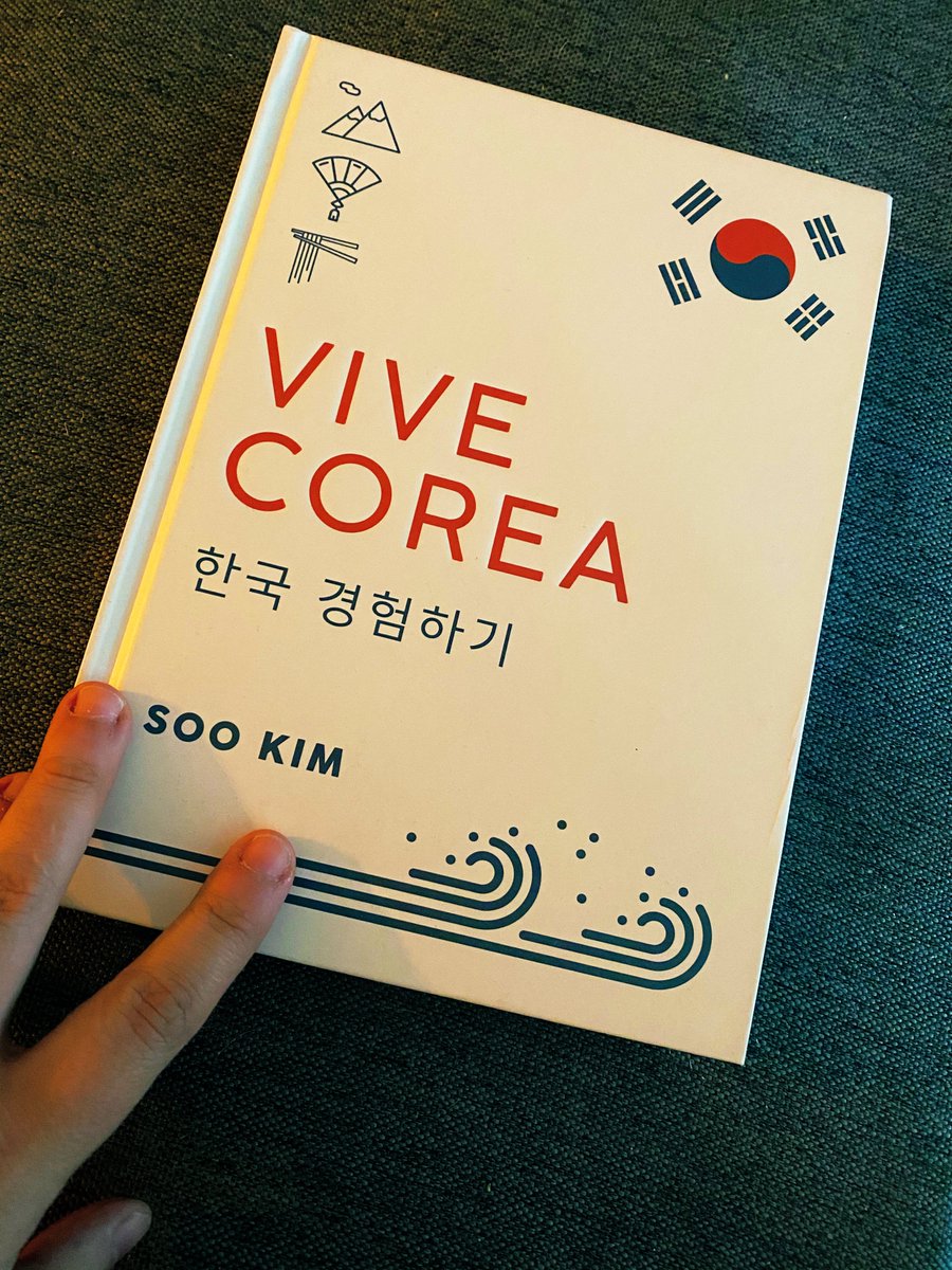 Zoebrid's tweet photo. Como decía Amaral... “a veces te mataría y otras en cambio te quiero comer” 🤣🤣
Llevo queriendo este libro mucho mucho tiempo 😍 Muchas gracias @YosoyRodman no me lo esperaba para nada 😘💜💚
#ViveCorea #SooKim #LeerEsVivir https://t.co/NueSxjNdLr