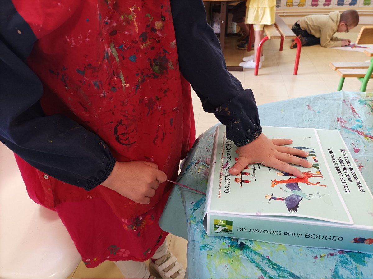 GS_Beruges's tweet photo. Nous réalisons de jolies fleurs avec des fils de laine et de la peinture. https://t.co/bMmujzytmj