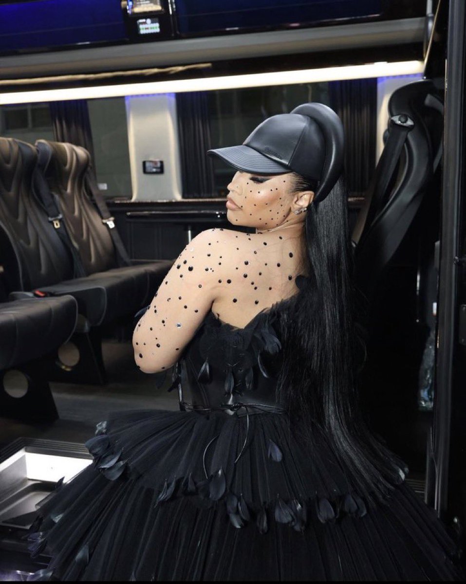 NATEMARAJJ's tweet photo. No Thoughts Just Nicki Minaj https://t.co/emNXabOUM3