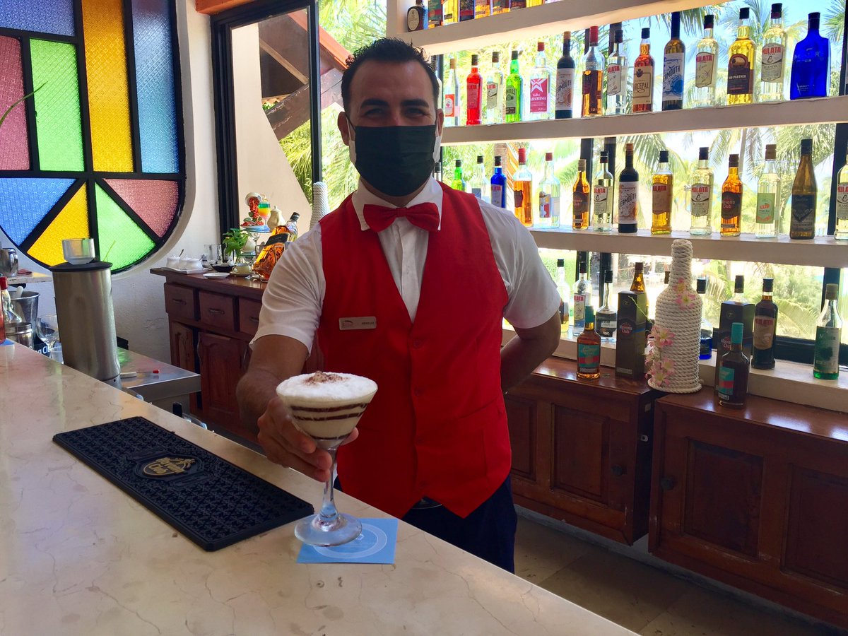 HBrGuardalavaca's tweet photo. Have a great week from #brisasguardalavaca 

#CubanacanHoteles #CubaTravel #HolguinTravel #TogetherOneMoreTime #yourhappyplace #MondayVibes #lobbybar https://t.co/hSQVuWaN5q