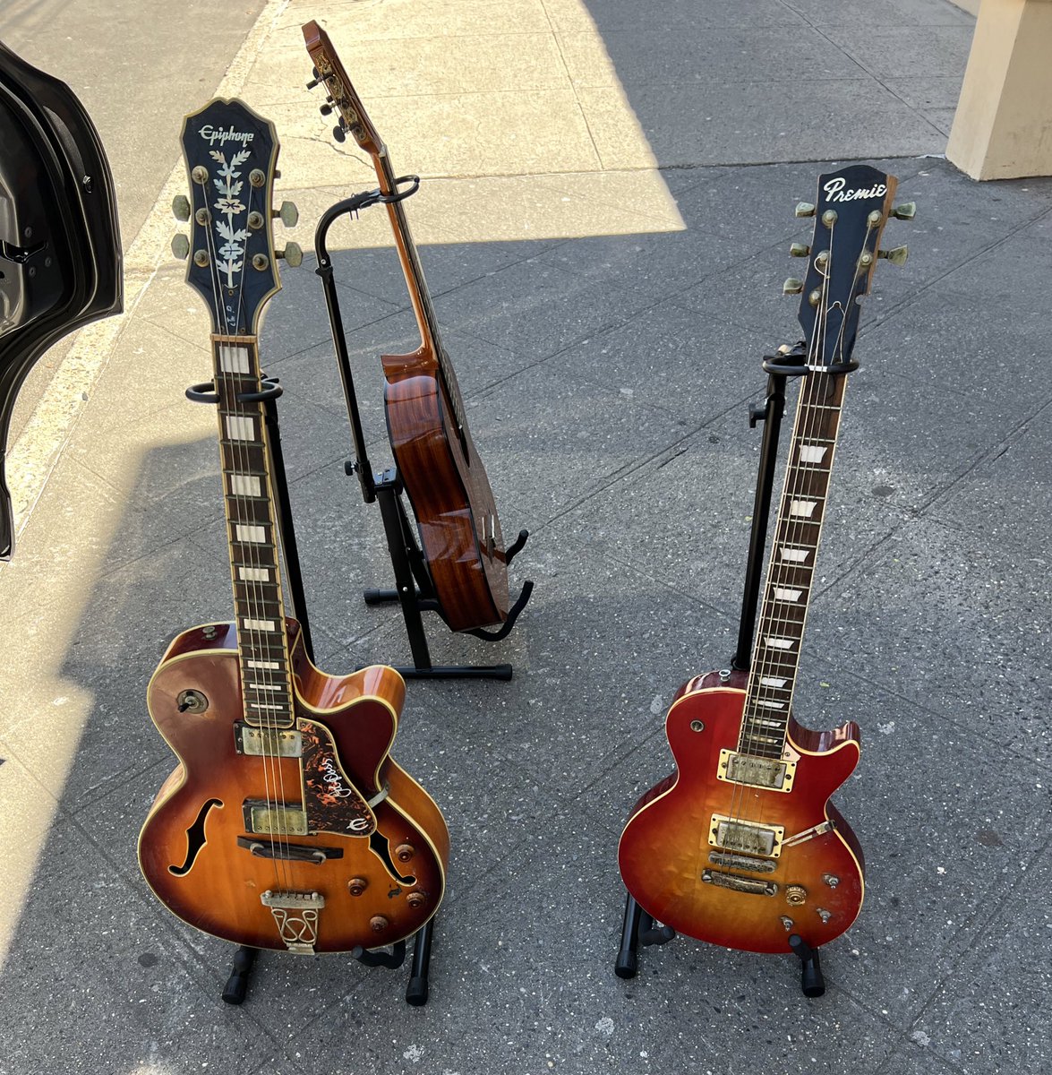_Jbanfield's tweet photo. My fathers former guitars🎸. Summer project #guitar #epiphone #premir #jazz https://t.co/l8hnK3XDfv