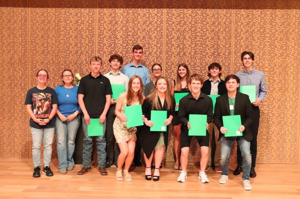 ApBoosters's tweet photo. Congratulations to our 2022 “Faces of the Future” Scholarship Winners. We’re so proud of these students. We’d like to thank our scholarship sponsors, because of their generosity we were able to award $7,000 this year. #DragonTradition 🐉 https://t.co/RH91RA8Ekc