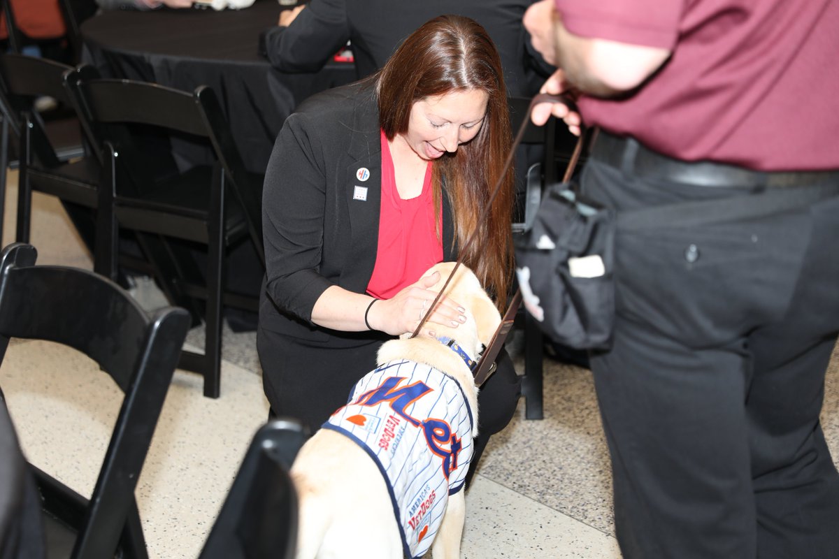 MetsVetDog's tweet photo. You know, I miss my @Mets buddies when they’re on the road... but this weekend I met some really Amazin’ human beings!! They all served our country in the military and are now looking to start their new careers back home! 🐾

#MilitaryTransitionSummit #LGM https://t.co/UlyQt8i2kQ