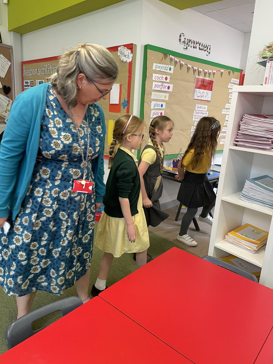 year2MissH's tweet photo. We have been looking at position and direction in Year 2 today. We worked in groups both outside and inside with our partners to practise 1/2, 1/4, 3/4 and whole turns. We had some lovely rich discussions. Bendigedig 😊 #year2 #positionanddirection #outdoorlearning https://t.co/OftbPZJ0DN