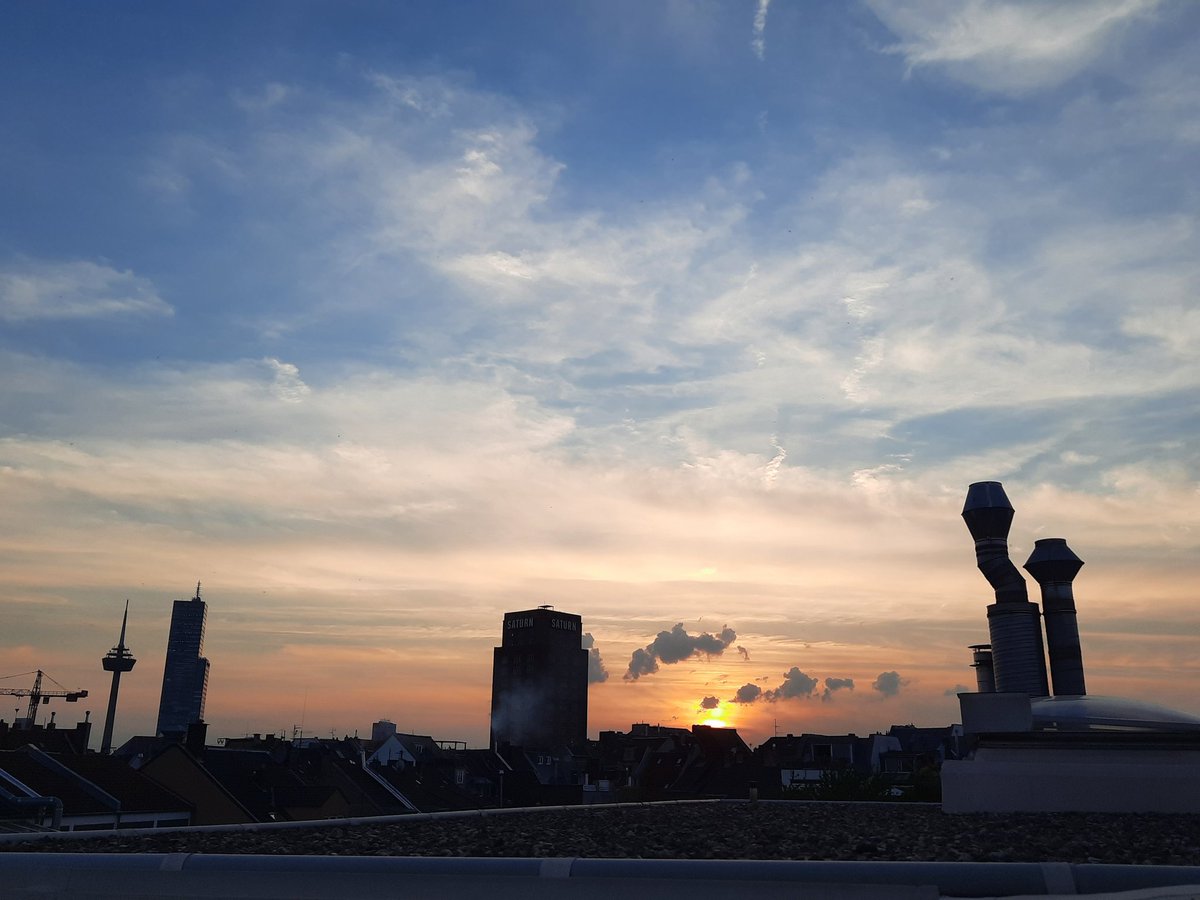 wetterkoess's tweet photo. Nach dem ersten #Sommertag mit knapp 26°C gibt es jetzt jede Menge #Cirren als Deko #SunsetTweet https://t.co/kJJXzZYW1e