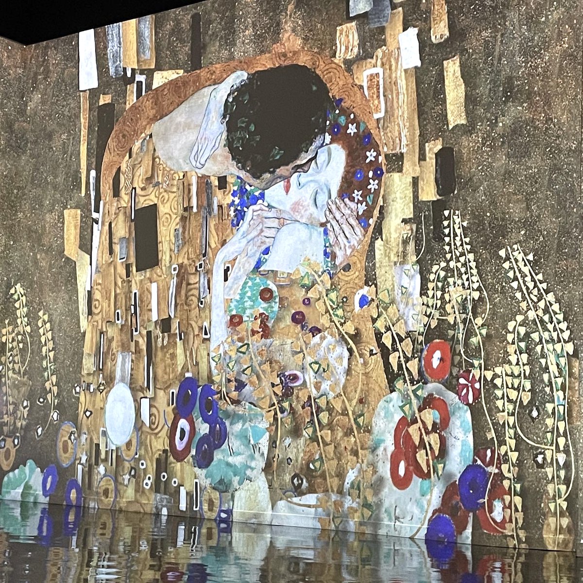 ImpactMuseums's tweet photo. A quiet moment with #TheKiss 💋 Want to be immersed in Klimt's world at Lighthouse ArtSpace Phoenix (@vangoghphoenix)? Head to https://t.co/BlrCeUsIQn for tickets to #ImmersiveKlimt 🎟️ 

📸: @sarahelayna via Instagram💛 https://t.co/L3XYFPsQSs