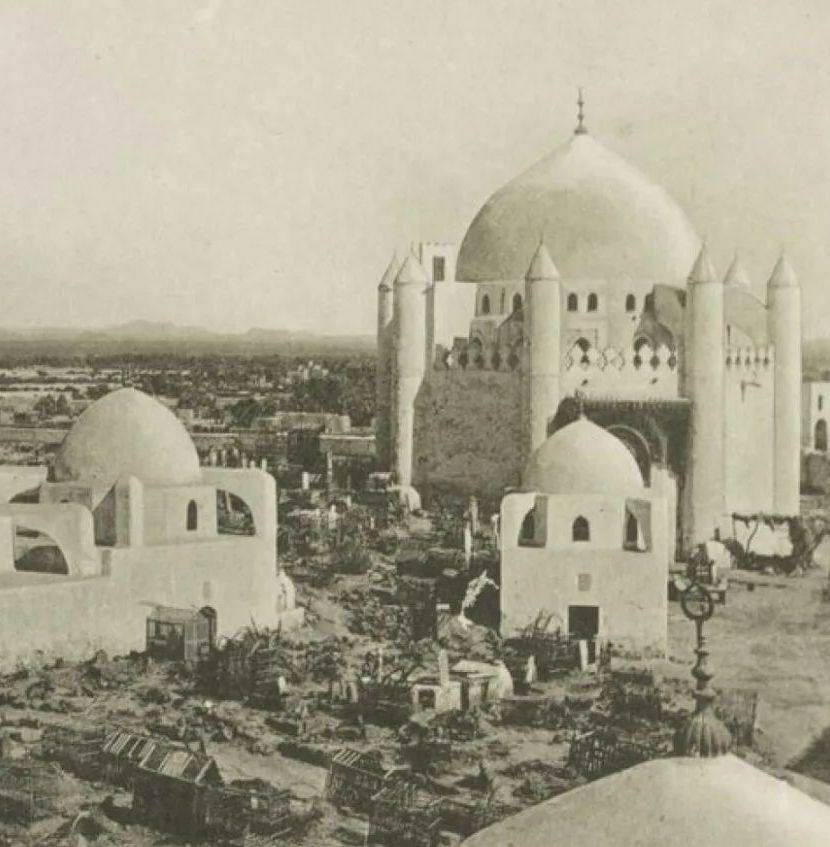 قل للّذي أفتىٰ بِهَدم قُبورَهُم،
أن سَوف تَصلىٰ في القيَامةِ ناراً..
أَعَلِمتَ أيّ مراقِد قَد هَدمتَها؟
هيَ للملآئكَة لا تزَال مَزَاراً

#بناء_البقيع_مطلبنا
#ال_الهدم_والمنشار