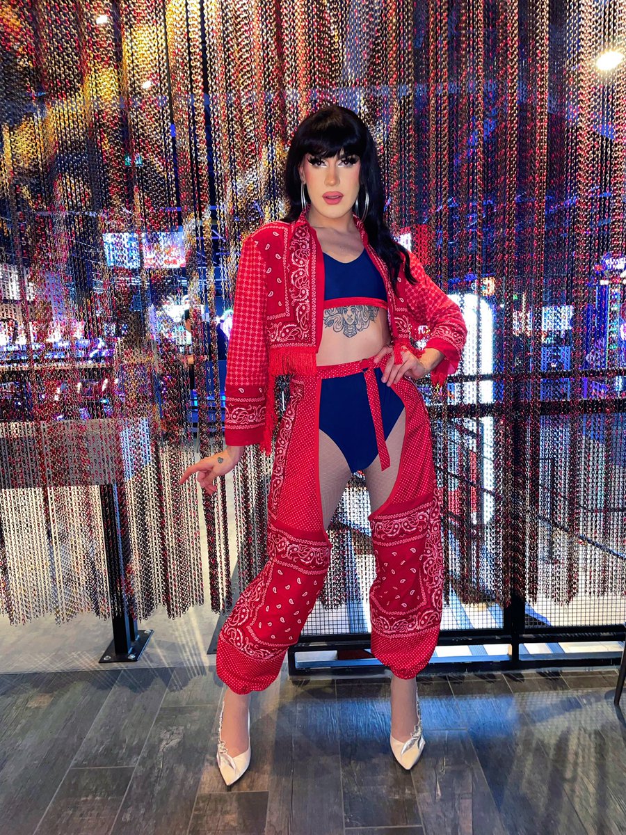 NickiNastasia's tweet photo. thanks so much to everyone who came out to our Mother’s Day drag brunch at @throneroomldn! Stay tuned for our next #ThroneRoomLdn shows! 
•
outfit by #EdieViolet 
hair by @klababeauty 
event: @throneroomldn x @therecroomca https://t.co/X54uvHaEiE
