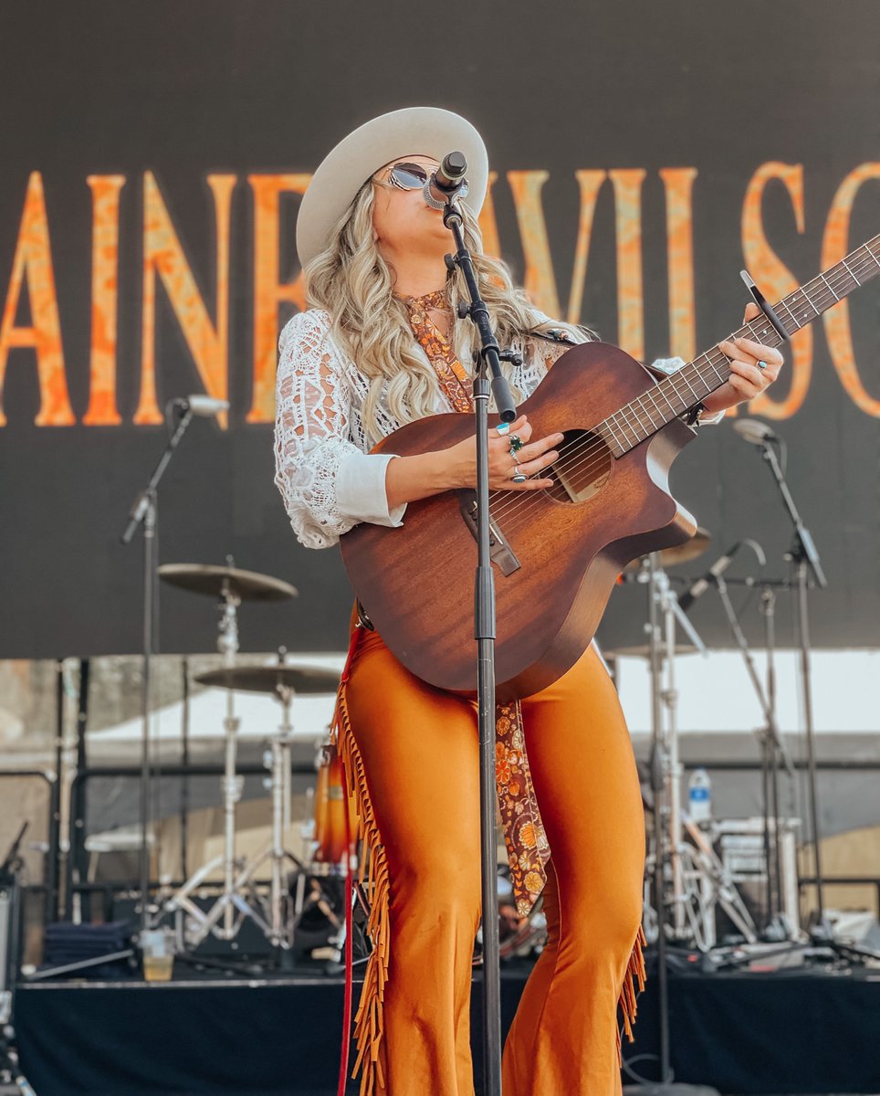 karanzaa's tweet photo. Phew 🥵 I couldn’t figure out why Texas was so hot but then @laineywilson hit the stage and it all made sense 🤍

crush 1000000000. https://t.co/zrsBNtxZOD