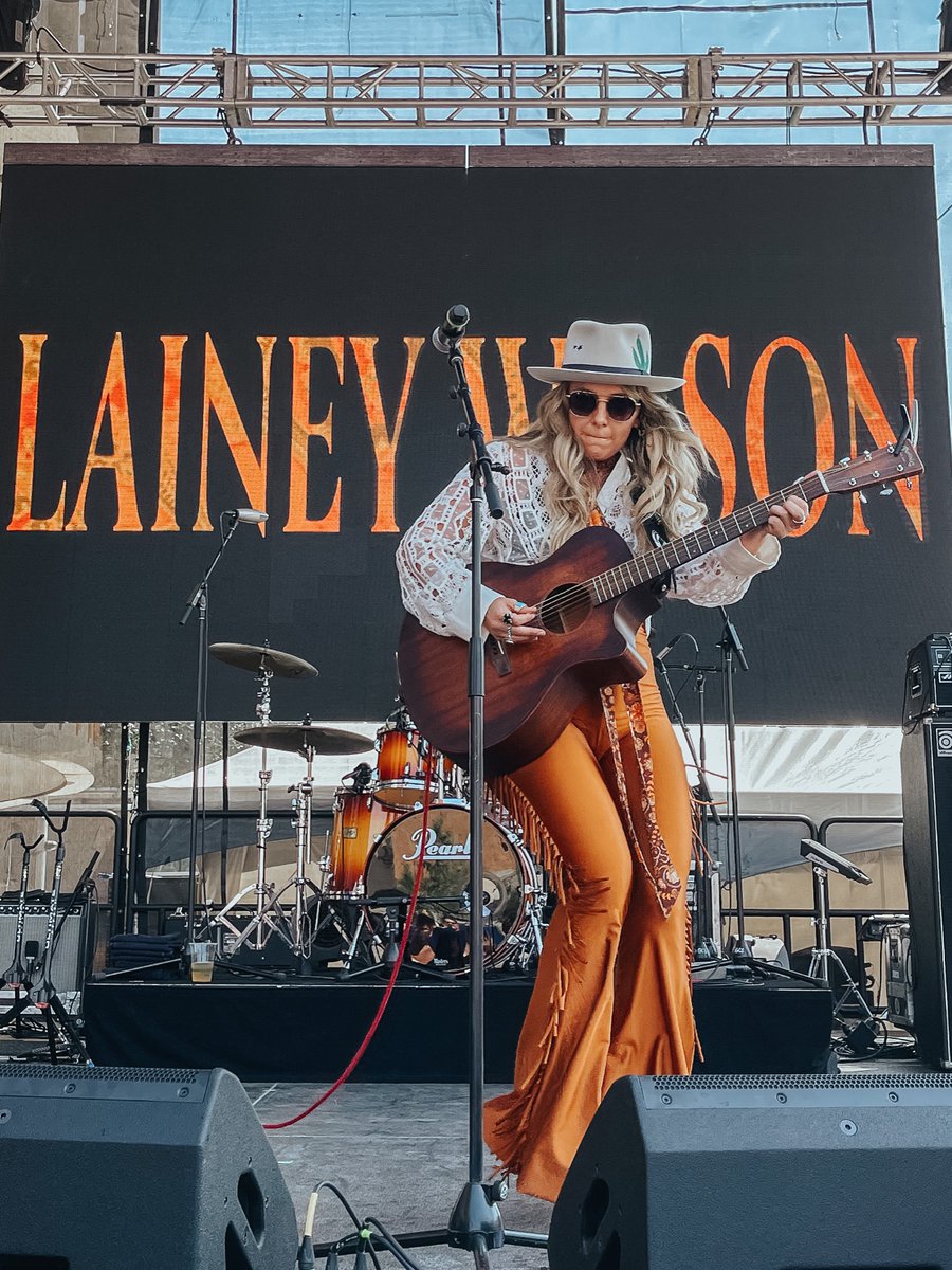 karanzaa's tweet photo. Phew 🥵 I couldn’t figure out why Texas was so hot but then @laineywilson hit the stage and it all made sense 🤍

crush 1000000000. https://t.co/zrsBNtxZOD